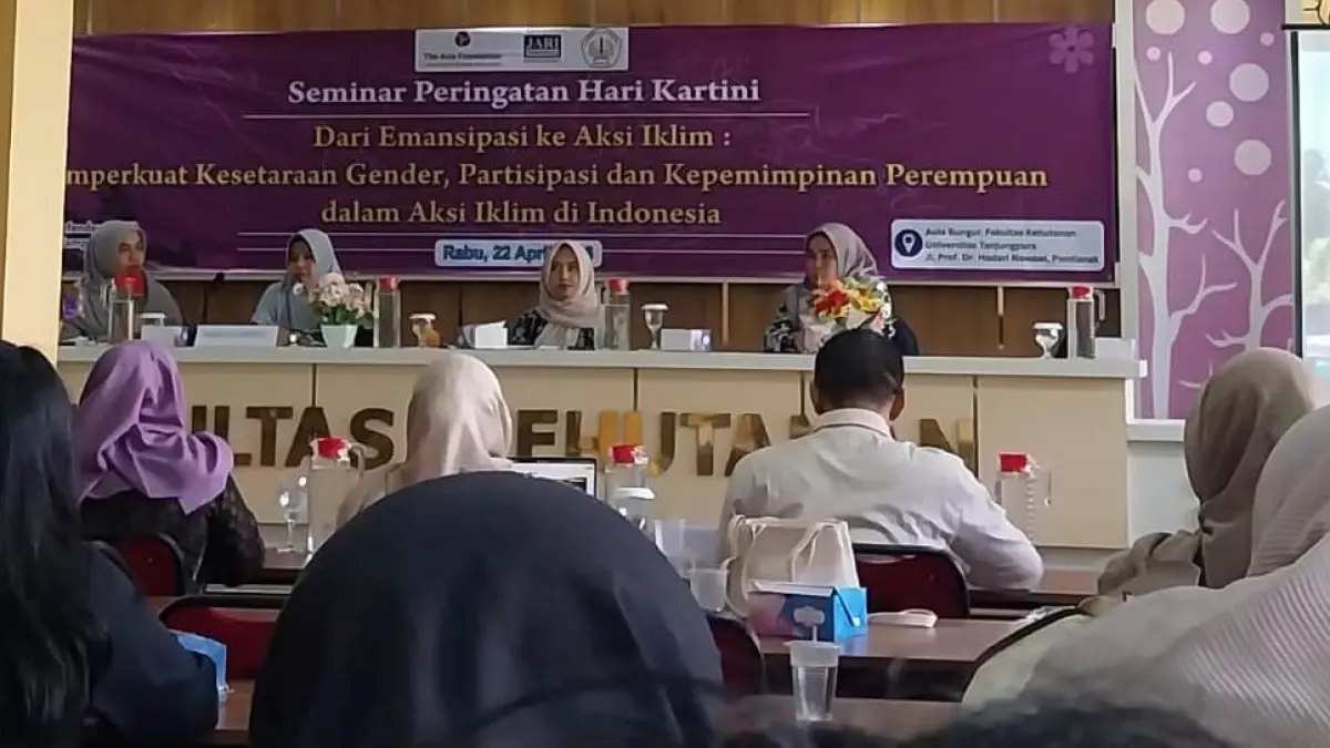 Sejumlah narasumber perempuan berbagi pengalamannya dalam melaksanakan aksi nyata menjaga lingkungan dari ancaman perubahan iklim, yang digelar di Fakultas Kehutanan Untan, Rabu (22/4). (SITI SULBIYAH/PONTIANAKPOST)