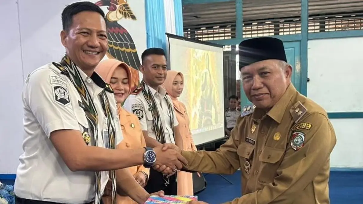 Wabup Juli Suryadi memberikan cinderamata kepada pejabat lama Ka Rutan Mempawah