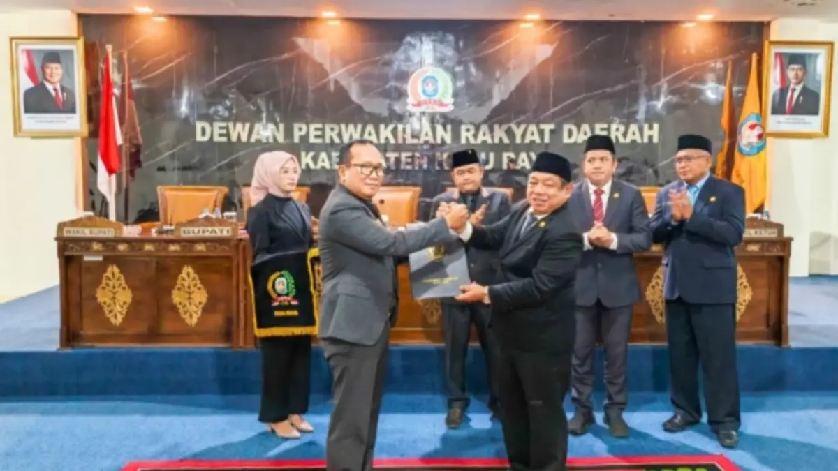 Bupati Kubu Raya, Sujiwo, menerima Rekomendasi DPRD terkait LKPJ Kepala Daerah Tahun Anggaran 2025, Rabu (22/4), di Ruang Sidang Utama DPRD Kubu Raya. 