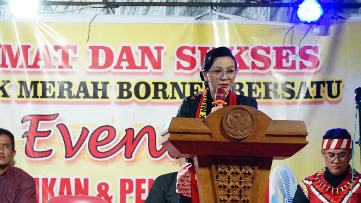 Bupati Landak Karolin Margret Natasa menghadiri pengukuhan dan pelantikan DPD dan DPC Ormas Mangkok Merah Borneo Bersatu pada Sabtu (18/4) malam. (ISTIMEWA)