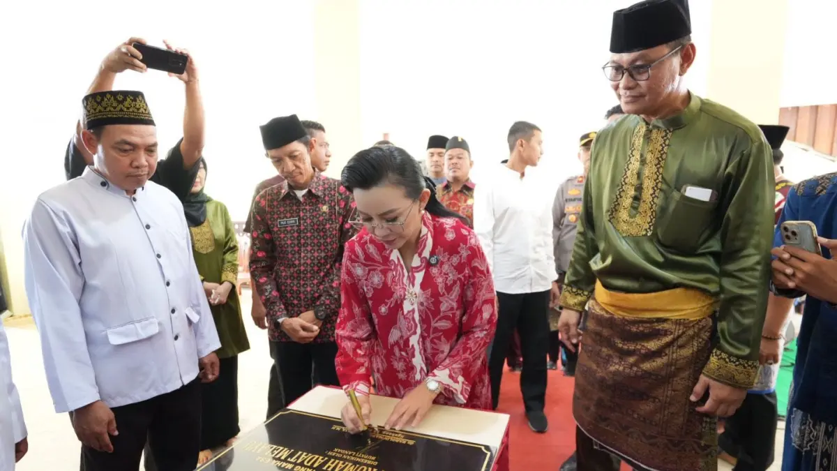 Bupati Landak Karolin Margret Natasa meresmikan rumah adat melayu Kabupaten Landak di kawasan Stadion Patih Gumantar, Sabtu (18/4). (ISTIMEWA)
