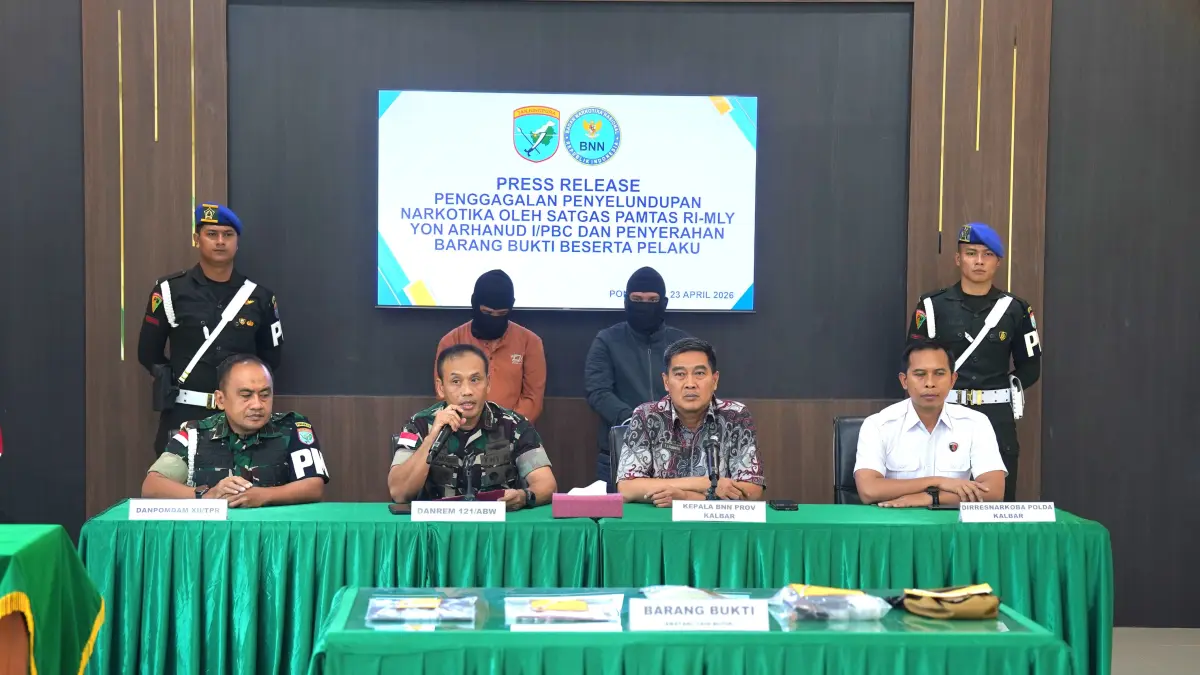 Danrem 121/Abw, Brigjen TNI Purnomosidi mewakili Pangdam XII/Tpr menyerahkan dua tersangka kasus penyelundupan ekstasi beserta barang bukti kepada BNNP Kalbar. (ISTIMEWA)