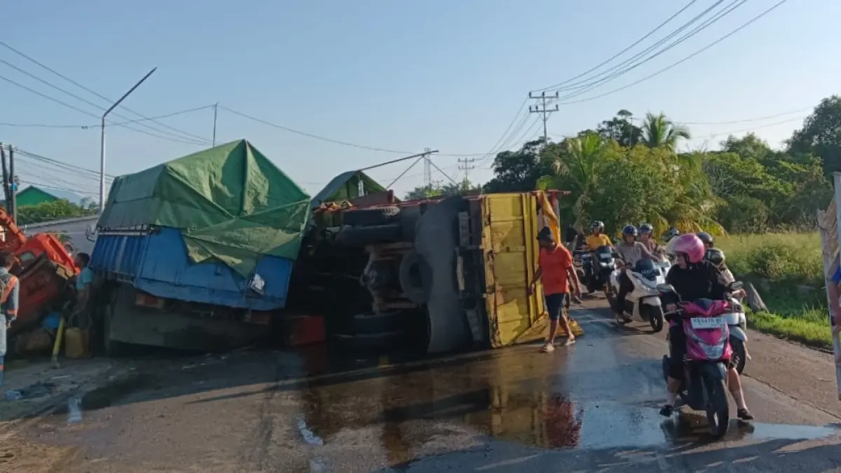 Kecelakaan beruntun 4 Truk di Jalan Gusti Sulung Mempawah, pada Jumat (24/4). (ISTIMEWA)