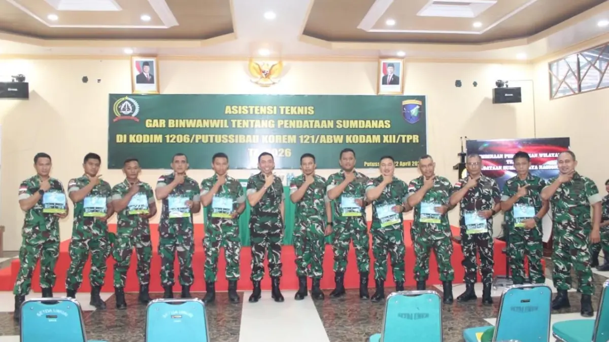 Kolonel Inf Ibnu Subroto berikan cendera mata kepada anggota Kodim Putussibau usai acara asistensi teknis Gar Binwanwil tentang pendataan Sumber Daya Nasional (Sumdanas). (ISTIMEWA)