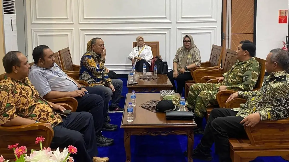 Kunjungan perangkat DPRD Mempawah disambut Wakil Wali Kota Singkawang di ruang kerjanya.