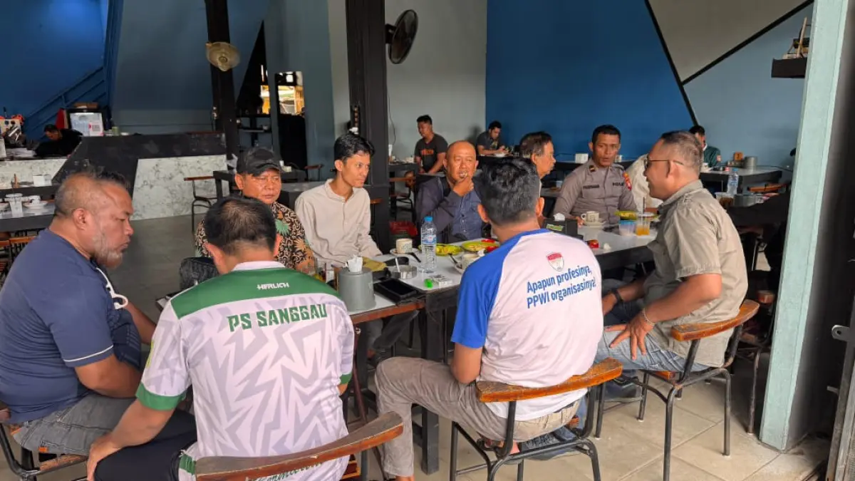 Polres Sanggau beserta insan media di salah satu cafe di Sanggau. (DOK POLRES SANGGAU)