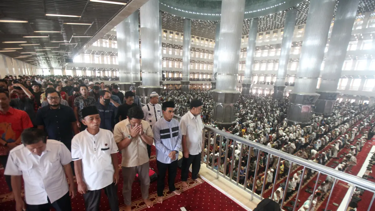 Ribuat umat Islam melaksanakan shalat Jumat di Masjid Istiqlal, Jakarta. 