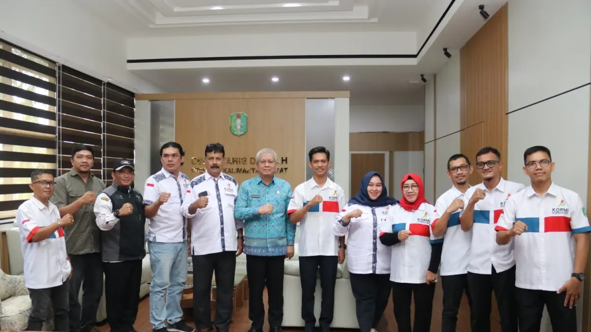Sekda Kalbar Harisson saat berfoto bersama dengan jajaran pengurus dari KORMI Kota Singkawang. (Adpim Pemprov Kalbar)