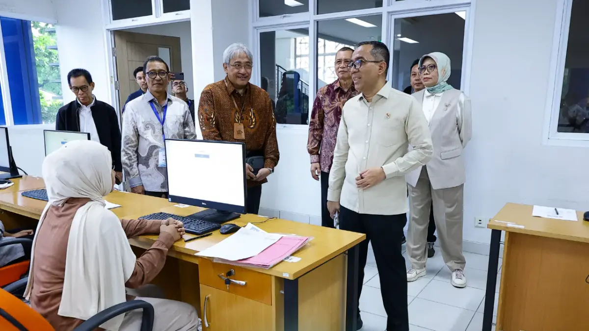TINJAU UNTAN: Mendiktisaintek Brian Yuliarto dan Rektor Universita Tanjungpura garuda Wiko meninjau langsung pelaksanaan UTBK-SNBT di Untan, memastikan ujian berjalan tertib dan bebas kecurangan, Jumat (24/4).&nbsp; /FOTO: KEMENDIKTISAINTEK