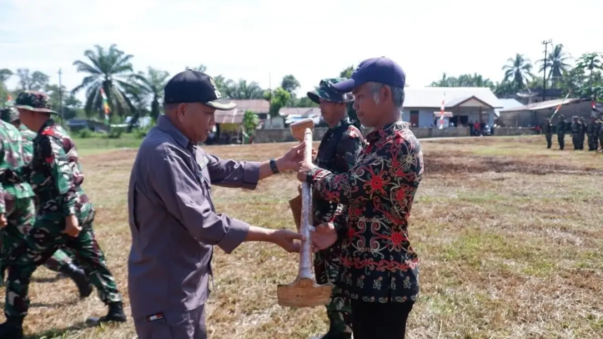 Wabup Mempawah Juli Suryadi secara simbolis menyerahkan peralatan untuk mendukung program TMMD ke-128