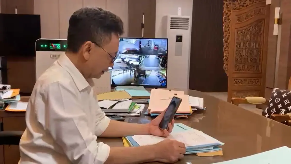 Wali Kota Pontianak Edi Rusdi Kamtono melakukan sidak virtual kepada ASN melalui video call untuk memastikan pelaksanaan WFH tetap produktif dan pelayanan publik tidak terganggu.