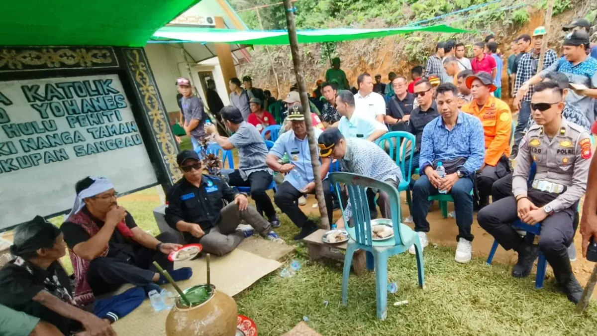 Warga menggelar ritual adat Mudas Buang Pamali Kampong di Desa Tapang Tingang, Kecamatan Nanga Taman, Kabupaten Sekadau usai insiden helikopter PK-CFX yang jatuh di wilayah tersebut, pada Jumat (24/2). (DOK POLRES SEKADAU)