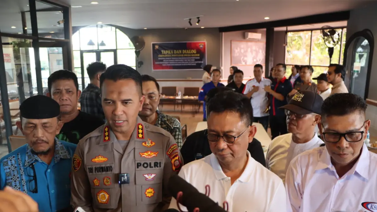 Wali Kota Pontianak Edi Kamtono dan Kapolresta Pontianak Kombes Pol Endang Tri Purwanto saat memberikan keterangan kepada awak media usai dialog bersama Forkopimda dan serikat pekerja di Caffe Gayo Kedai Kopi Roaster, Jalan Sulawesi, Pontianak, Sabtu (25/4/2026), menjelang peringatan May Day 2026. 
