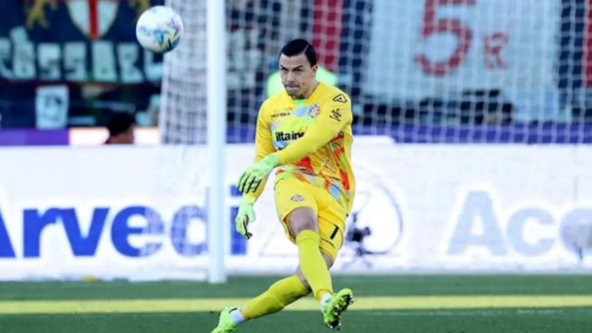 Aksi Emil Audero saat membela Cremonese dalam sebuah pertandingan. (INSTAGRAM/@emil_audero)