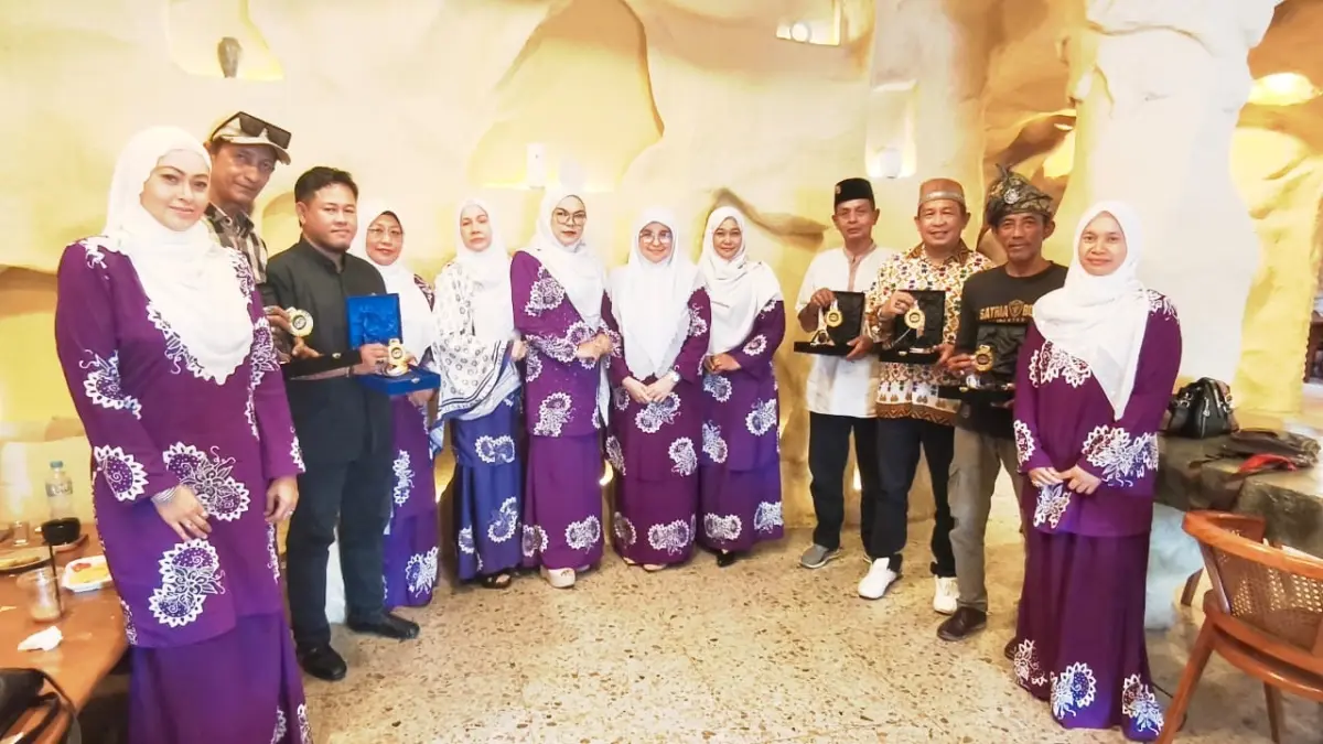 Delegasi Malaysia berfoto bersama usai kunjungan silaturahmi dengan organisasi masyarakat Melayu Kalimantan Barat.