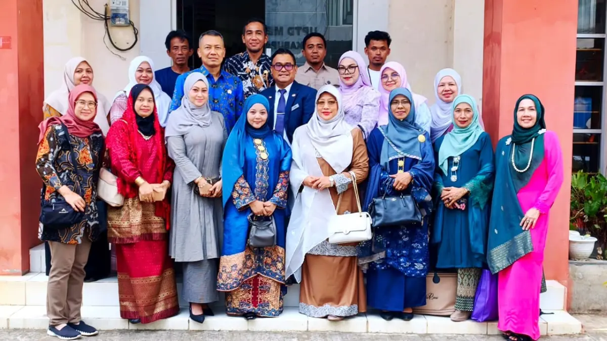 Delegasi Malaysia berfoto bersama usai kunjungan silaturahmi ke Dinas Koperasi, UKM, Perindustrian dan Perdagangan Kabupaten Kubu Raya.