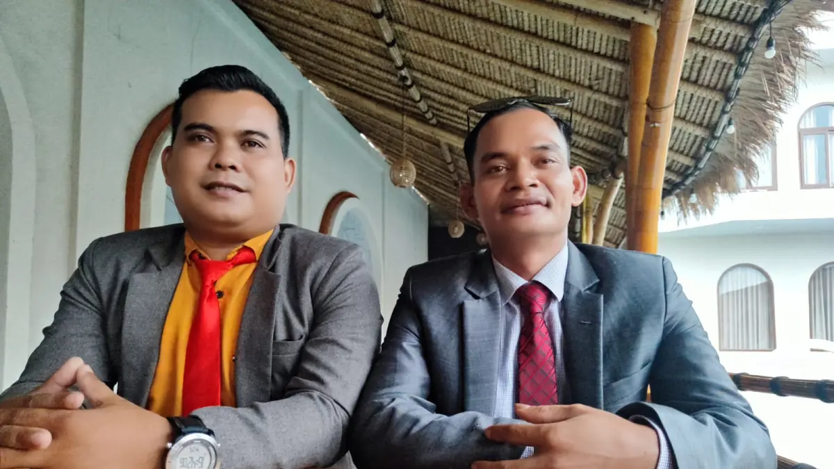Duet kuasa hukum PAM yakni Korintus SH dan Andri Surya Bepage, SH menggelar jumpa pers, Sabtu (25/4) sore di Kota Pontianak. (DENY HAMDANI/PONTIANAK POST)