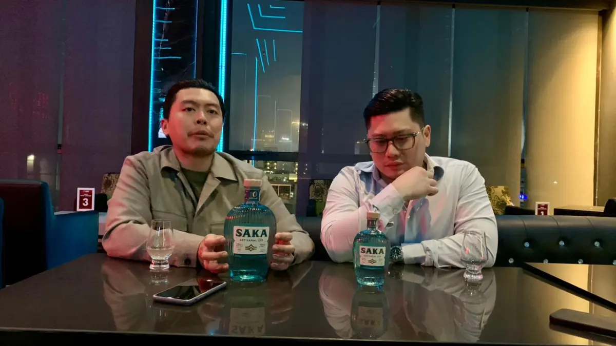 Founder Saka Gin, Shawn Jeremy Liem dan Shasa Kamdani memberikan keterangan kepada awak media di sela Saka Gin Gathering Launch In Pontianak yang digelar di Gajahmada Avara Hotel, Jumat (24/4). (IDIL AQSA AKBARY/PONTIANAK POST)