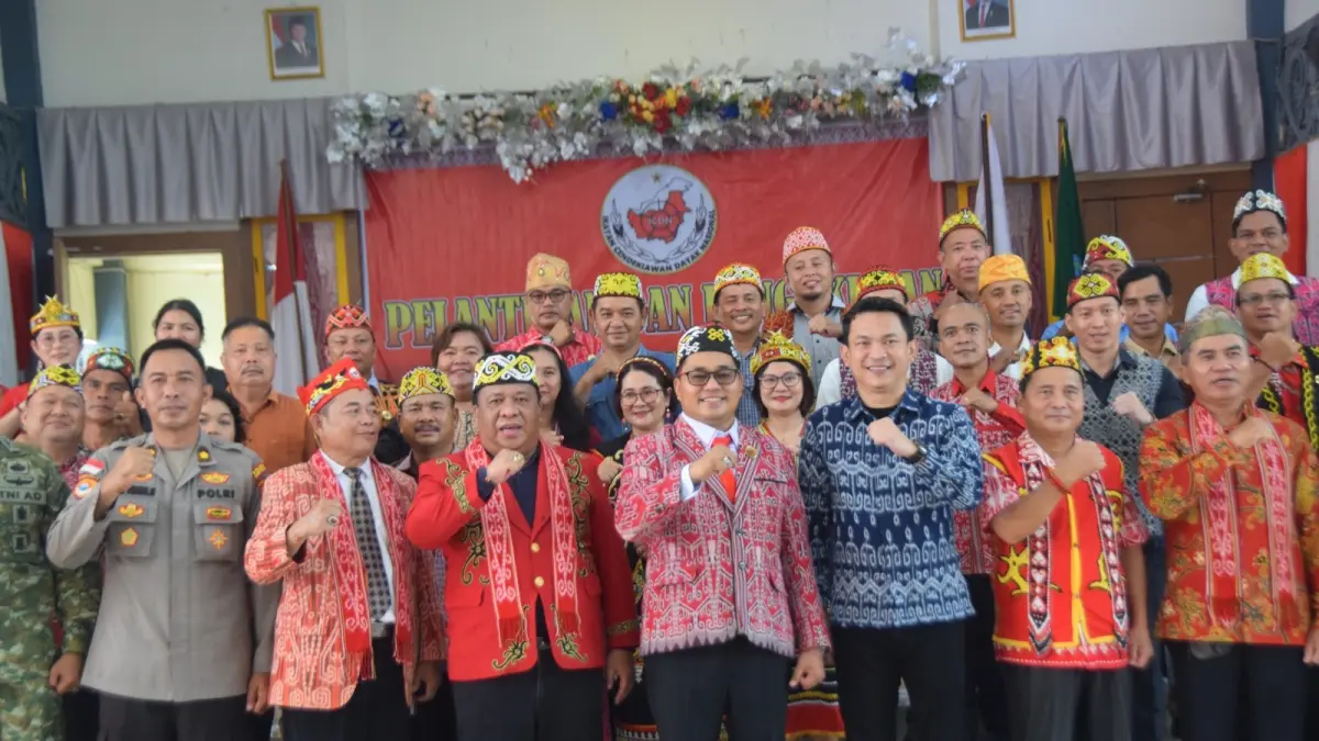 Heri Saman bersama pengurus Ikatan Cendekiawan Dayak Nasional (ICDN)  Kabupaten Sintang. (ISTIMEWA)