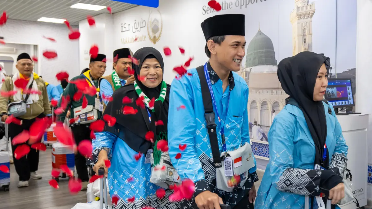 Jamaah haji asal Indonesia tiba di Bandara Pangeran Mohammad bin Abdulaziz, Madinah Arab Saudi beberapa waktu lalu. Begitu tiba, jamaah langsung diarahkan menuju bus tanpa harus mengantre pemeriksaan imigrasi. (DOK BAKOM RI)