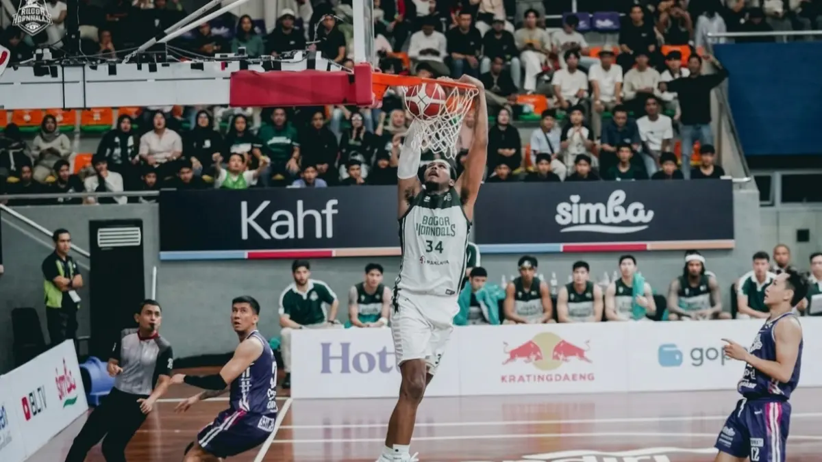Kaleb Avery Wesson dari Bogor Hornbills melakukan dunk keras melewati pertahanan RANS Simba Bogor dalam lanjutan IBL 2026 di Bogor, aksi eksplosif yang menjadi salah satu momentum penting kemenangan Hornbills. (IG Bogor Hornbills)