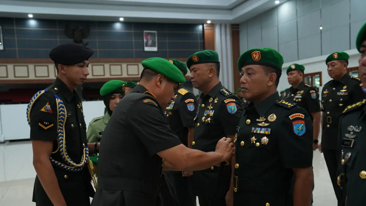 Pangdam XII/Tanjungpura, Mayjen TNI Novi Rubadi Sugito saat memimpin prosesi sertijab dan tradisi satuan di lingkungan Kodam XII/Tpr, Kubu Raya, Jumat (24/4).  (ISTIMEWA)