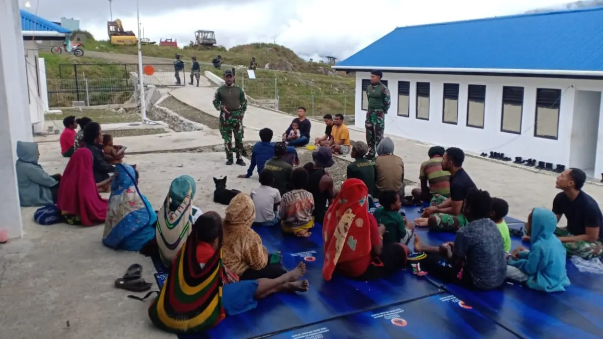 Personel TNI dari Yonko 466 Pasgat berinteraksi dengan warga saat kegiatan silaturahmi di Kabupaten Puncak, memperkuat kedekatan dan sinergi dengan masyarakat setempat.
