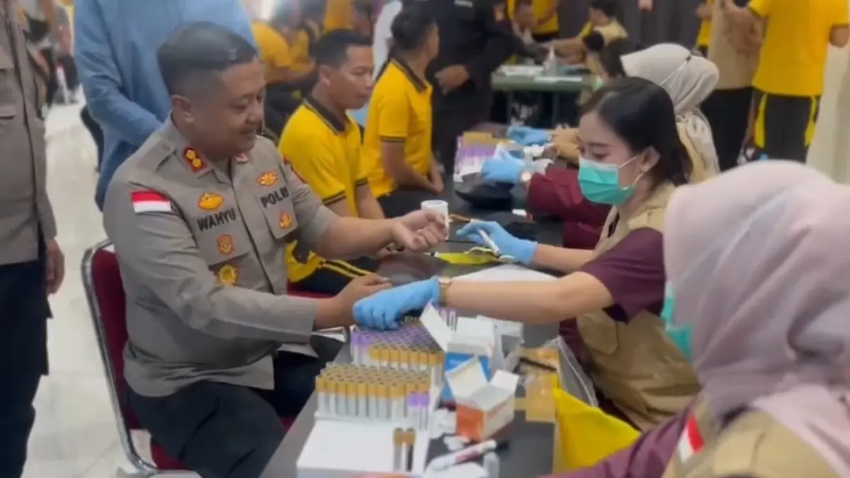 Personil Polres Sambas mengikuti kegiatan pemeriksaan kesehatan yang dilaksanakan Biddokkes Polda Kalbar. (ISTIMEWA)