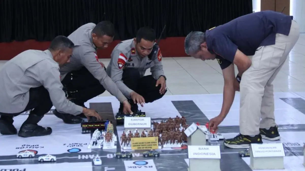 Polisi melakukan simulasi tactical floor game untuk pengamanan Hari Buruh Internasional. (ISTIMEWA)