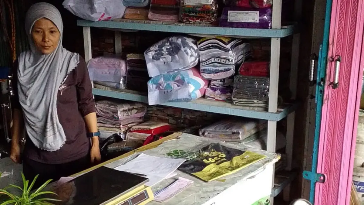 Seorang petugas pada UMKM sektor jasa laundry pada Pontianak Laundry, Pontianak Kota, Kalbar, sedang mengemas sejumlah paket layanan usai menimbang bobot kemasan untuk menentukan tarif jasa pada pelanggan. (ISTIMEWA)

