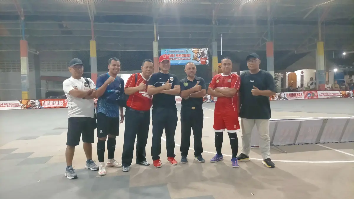  Tim Futsal Disdikbud Kota Singkawang usai pertandingan Futsal Antar OPD se-Kalbar di Lapangan Futsal Jalan Pelangi, Singkawang Barat.