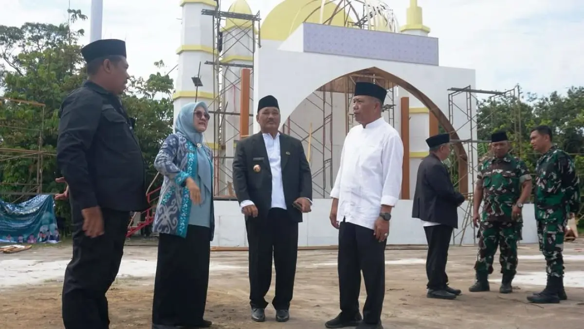 Wabup Juli Suryadi meninjau kesiapan pembangunan mimbar utama MTQ ke-37