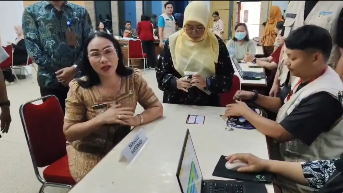 Wakil Bupati Sanggau Susana Herpena saat meninjau pelaksanaan program vaksinasi HPV. 