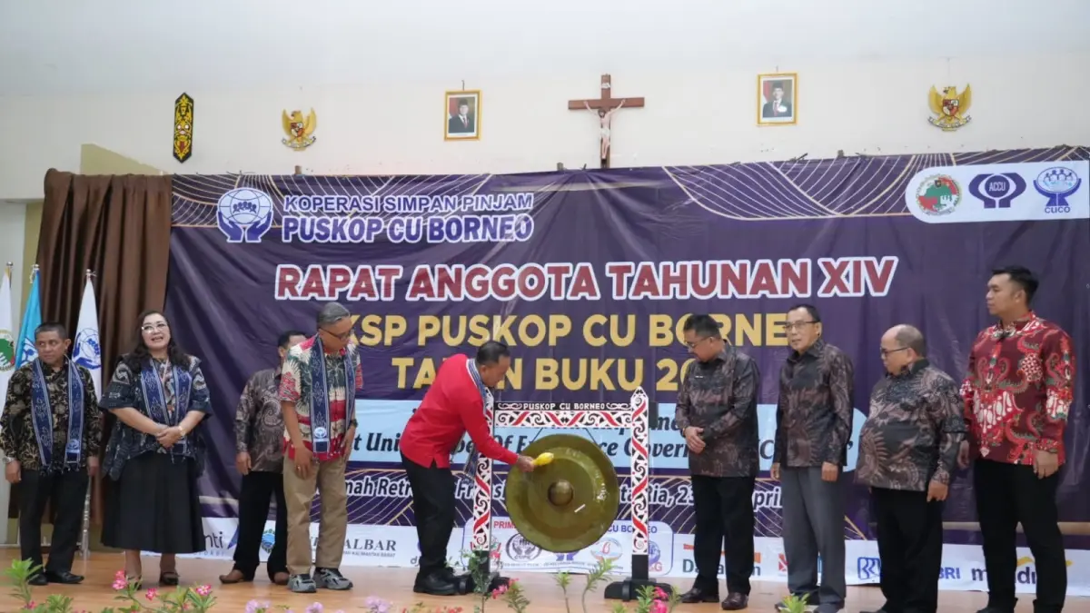 Wakil Gubernur Krisantus Kurniawan memukul gong tanda dibukanya Rapat Anggota Tahunan (RAT) Pusat Koperasi Credit Union (Puskop CU) Borneo Tahun Buku 2025 (Adpim Pemprov Kalbar)