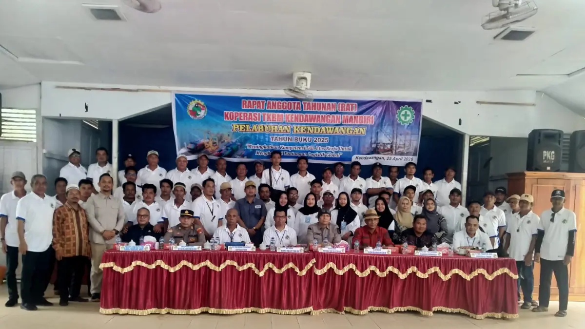 Foto bersama Pengurus koperasi TKBM Kendawangan dan para undangan yang hadir pada Rapat Anggota Tahunan (RAT), &nbsp;Sabtu (25/4/26).