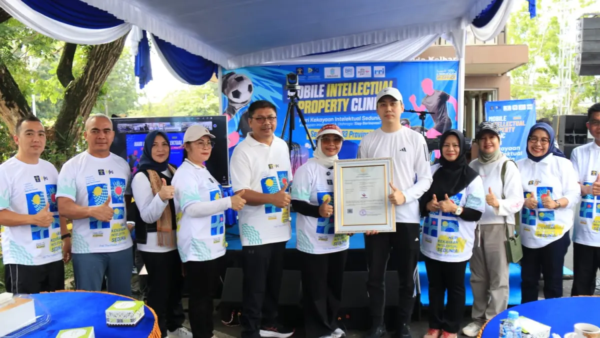 
Ketua TP PKK saat menghadiri Peringatan Hari Kekayaan Intelektual Sedunia (World Intellectual Property Day) Tahun 2026 yang digelar di halaman depan Ayani Megamal, kawasan Parkiran Police Corner Pontianak, Minggu (26/4/2026). (Foto Adpim Pempov Kalbar)