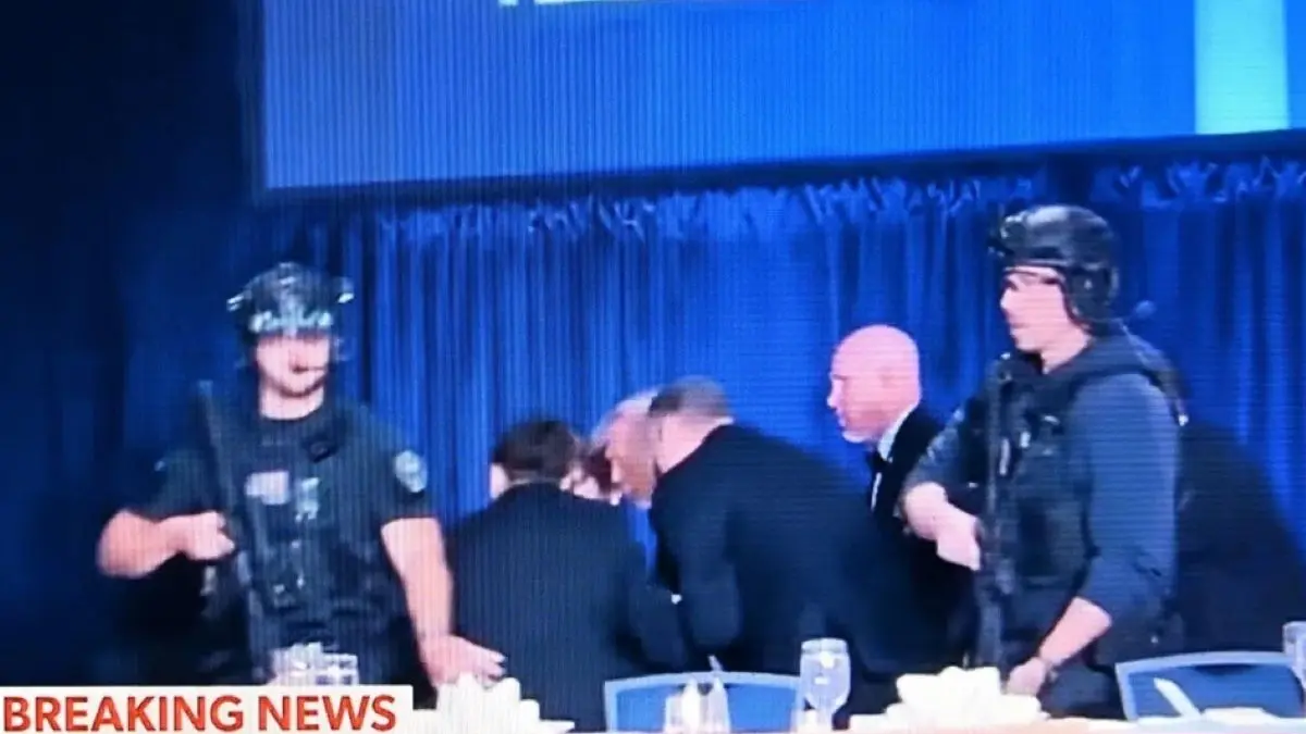 Tangkapan layar dari tayangan stasiun televisi menunjukkan Presiden AS Donald Trump dievakuasi dari White House Correspondents