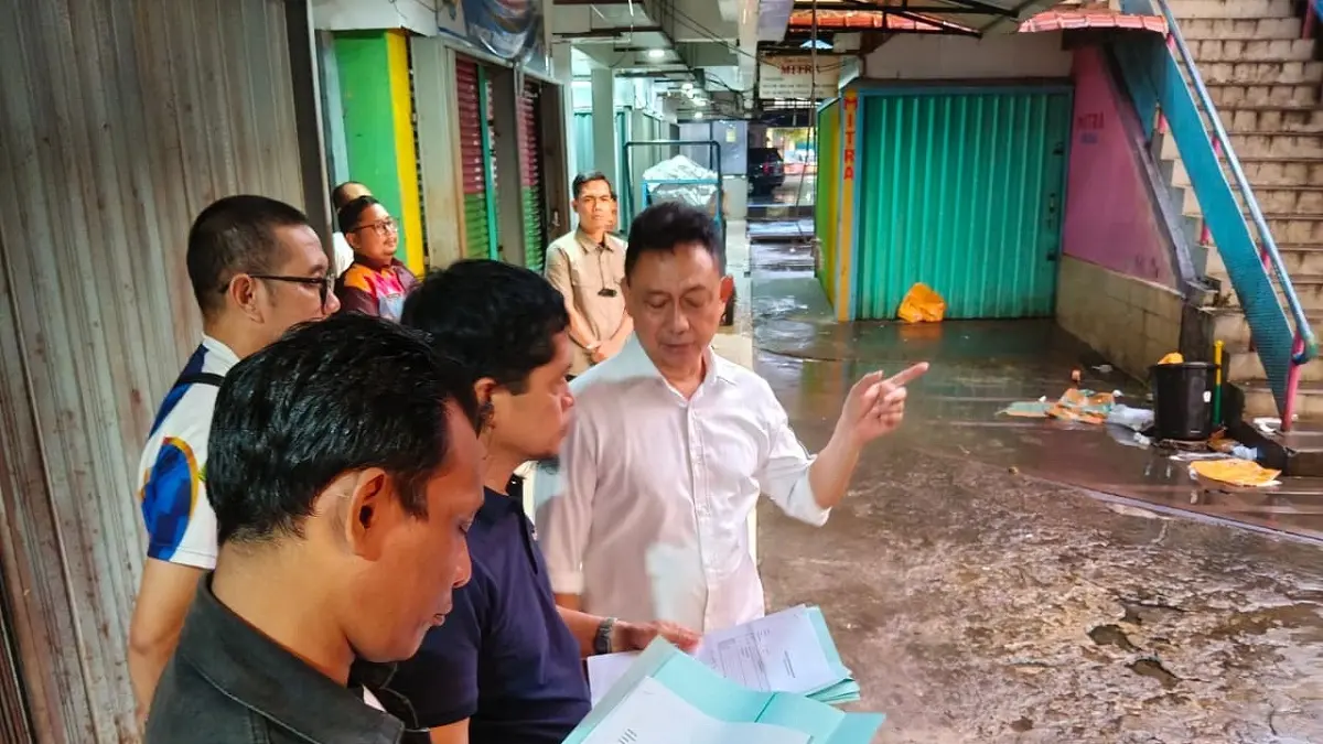 TINJAU : Wali Kota Pontianak Edi Rusdi Kamtono saat meninjau kondisi Pasar Kapuas Indah dan Cempaka. (ISTIMEWA)