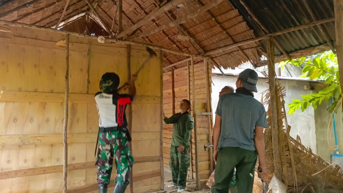 Anggota TNI merobohkan rumah tak layak huni di Desa Sepang yang mendapatkan program renovasi TMMD. (ISTIMEWA)