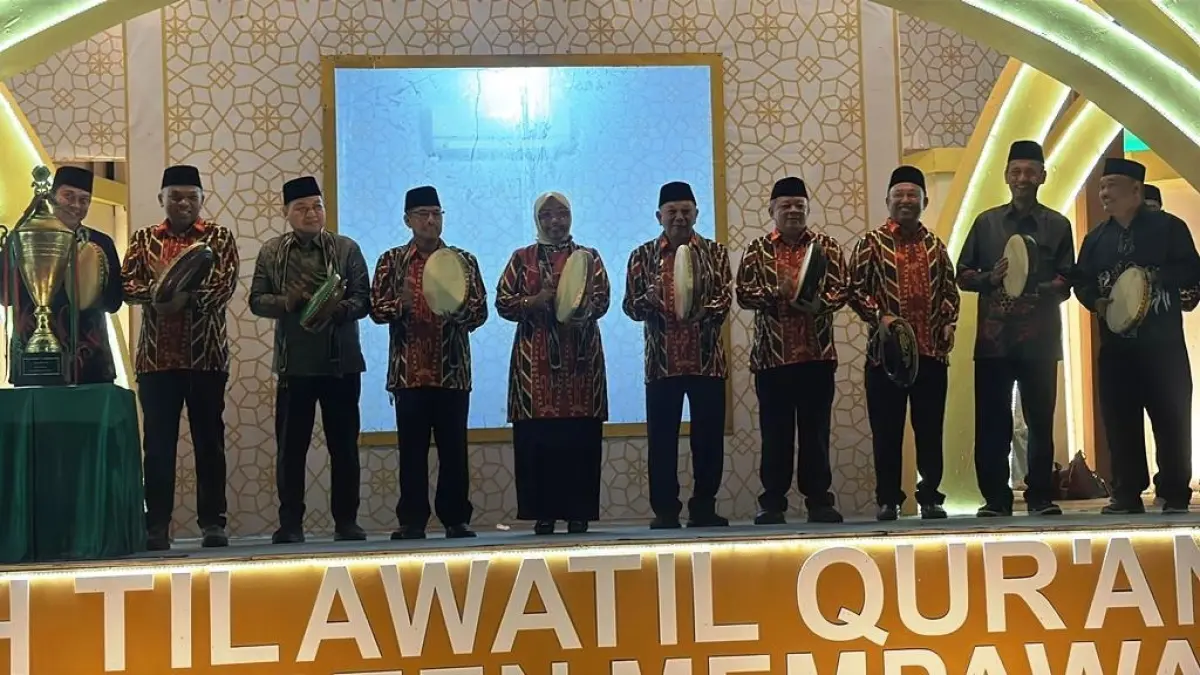 Bupati Erlina, Wabup Juli Suryadi, Ketua LPTQ Ismail dan para pejabat lainnya memukul tar menandai dimulainya MTQ ke-37 di Sadaniang. (ISTIMEWA)