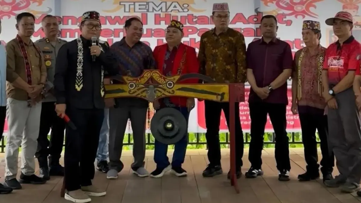 Bupati Kubu Raya Sujiwo saat menghadiri Seminar Naik Dango ke-41 Tahun 2026 di Mega Tenda, Paroki St. Fidelis, Jalan Trans Kalimantan, Desa Lingga, Kecamatan Sungai Ambawang. 