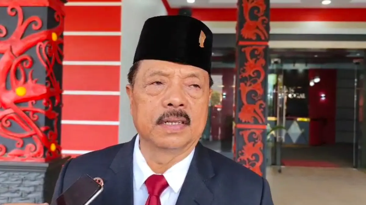 Bupati Sanggau Yohanes Ontot ditemui usai apel peringatan Hari Otonomi Daerah ke-30 di halaman Kantor Bupati Sanggau, Senin (27/4). (DOK HUMAS PEMKAB SANGGAU)