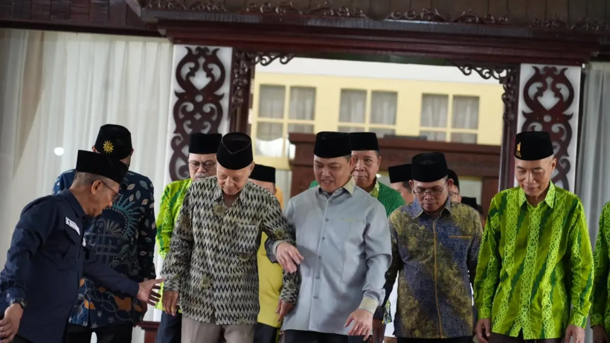 Gubernur Kalbar pada acara pelepasan jemaah calon haji yang tergabung dalam Kelompok Bimbingan Ibadah Haji dan Umrah (KBIHU) Muhammadiyah Kalbar di Pendopo Gubernur Kalbar, Minggu (26/4). (Adpim pemprov Kalbar)