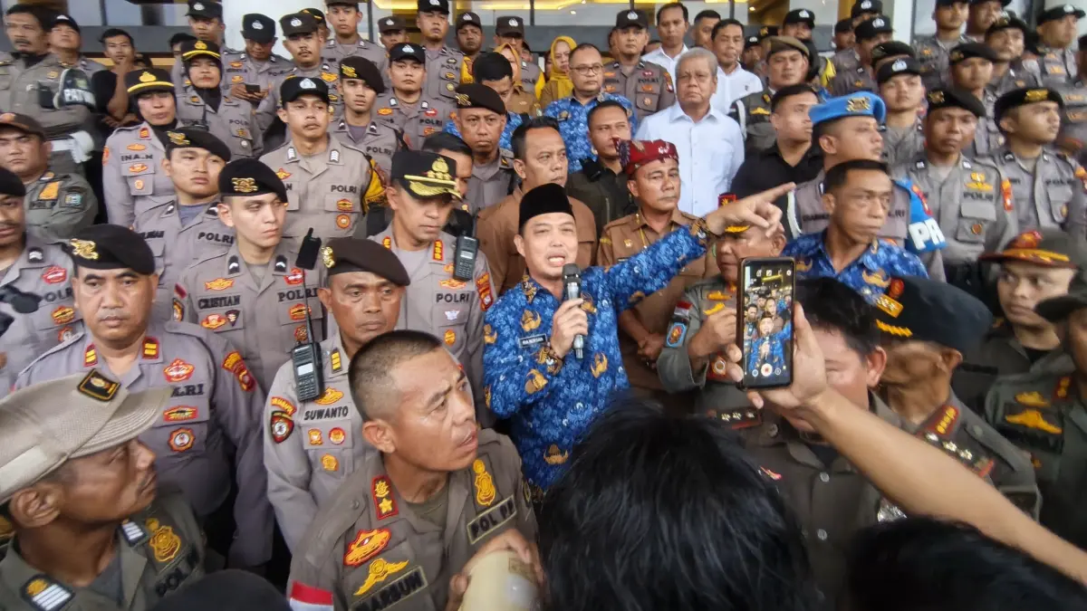 Gubernur Kalbar Ria Norsan didampingi Wakil Gubernur Krisantus Kurniawan menerima aksi damai dari gabungan sejumlah organisasi mahasiswa di Kantor Gubernur Kalbar, Senin (27/4). (MEIDY KHADAFI/PONTIANAK POST)