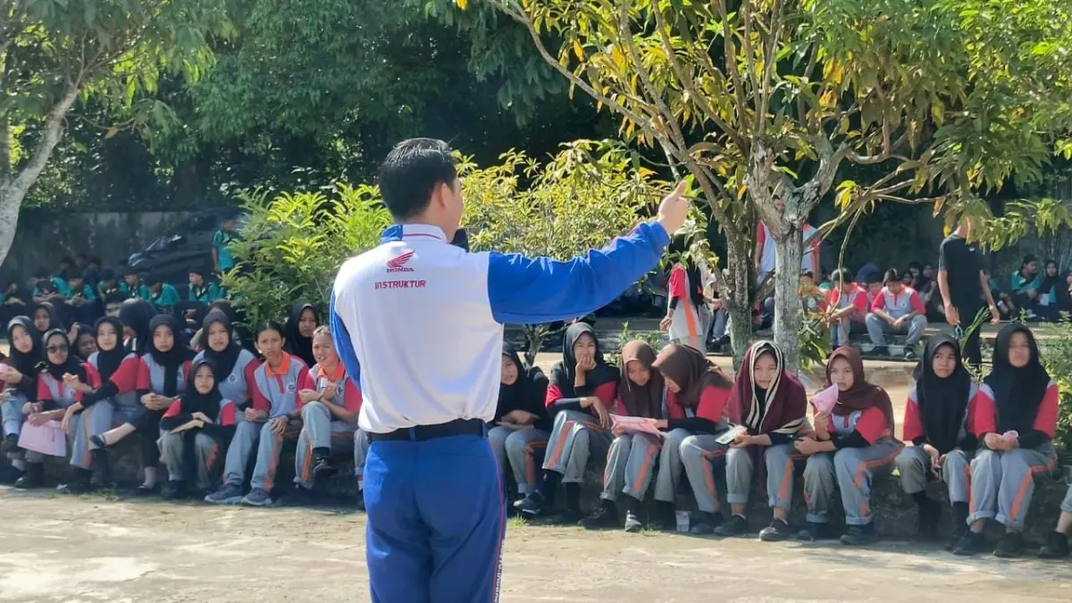 Instruktur safety riding Astra Motor Kalbar memberikan arahan kepada pelajar dalam edukasi tertib berlalu lintas di lingkungan sekolah.