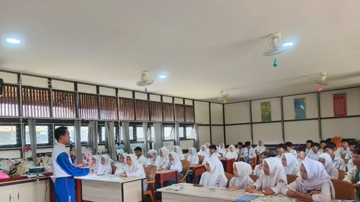 Instruktur safety riding Astra Motor Kalbar memberikan edukasi tertib berlalu lintas kepada pelajar di Sungai Kakap.
