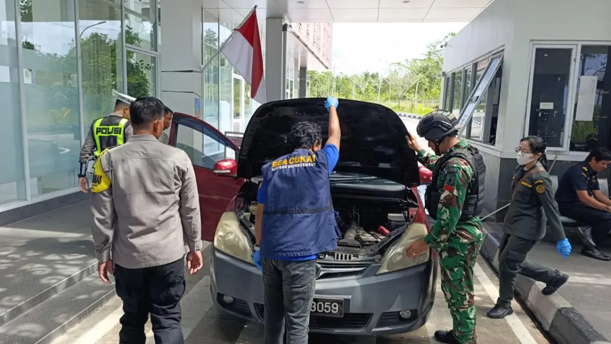 Operasi Gabungan Lintas Instansi Pemberantasan Penyelundupan di Perbatasan RI–Malaysia oleh Bea Cukai PLBN Badau. (ISTIMEWA)&nbsp;