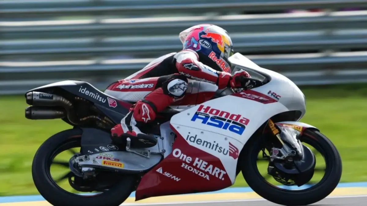 Pembalap muda asal Indonesia yang memperkuat Honda Team Asia Veda Ega Pratama beraksi pada kualifikasi Moto3 Grand Prix Brasil di Sirkuit Goiania, Sabtu (21/3/2026). (Honda RACING/JAWA POS)