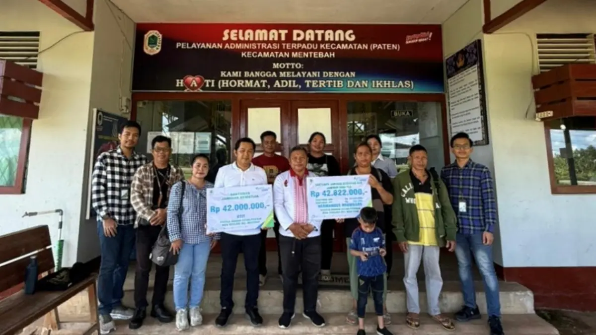 Penyaluran santunan kematian kepada peserta BPJS Ketenagakerjaan kepada warga Kecamatan Mentebah. (ISTIMEWA)