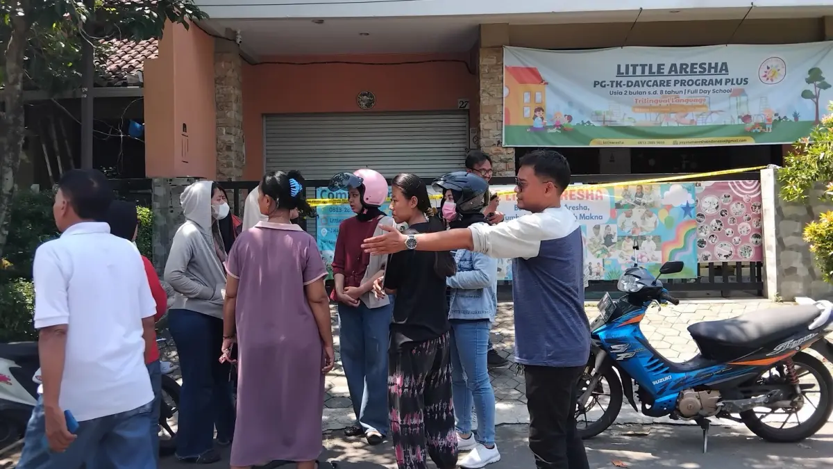 Polisi menetapkan 13 tersangka kekerasan anak di Daycare Little Aresha Jogja. Kepala yayasan, kepala sekolah, dan pengasuh jadi tersangka. (JAWA POS)